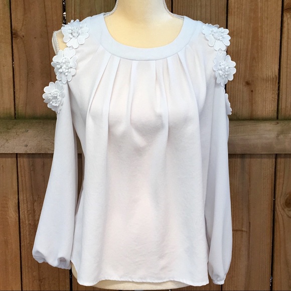 Tops - Cold Shoulder w/Flower Appliques Boho Blouse EUC